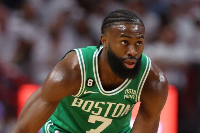 Jaylen Brown, nº 7 do Boston Celtics, enfrenta o Miami Heat durante o primeiro quarto do sexto jogo das finais da Conferência Leste no Kaseya Center em 27 de maio de 2023 em Miami, Flórida.  NOTA AO USUÁRIO: O Usuário reconhece e concorda expressamente que, ao baixar e/ou usar esta fotografia, o Usuário está concordando com os termos e condições do Contrato de Licença da Getty Images.