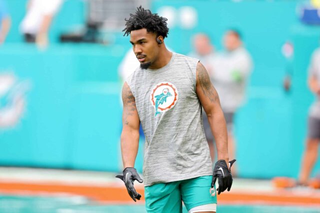 MIAMI GARDENS, FLÓRIDA - 24 DE DEZEMBRO: Jaylen Waddle # 17 do Miami Dolphins se aquece antes do jogo contra o Dallas Cowboys no Hard Rock Stadium em 24 de dezembro de 2023 em Miami Gardens, Flórida.