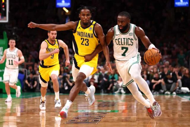 BOSTON, MASSACHUSETTS - 21 DE MAIO: Jaylen Brown nº 7 do Boston Celtics dribla contra Aaron Nesmith nº 23 do Indiana Pacers durante a prorrogação no primeiro jogo das finais da Conferência Leste no TD Garden em 21 de maio de 2024 em Boston, Massachusetts.  NOTA AO USUÁRIO: O Usuário reconhece e concorda expressamente que, ao baixar e/ou usar esta fotografia, o Usuário está concordando com os termos e condições do Contrato de Licença da Getty Images. 