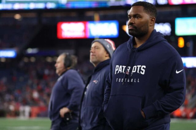 FOXBOROUGH, MASSACHUSETTS - 17 DE DEZEMBRO: O técnico dos linebackers do New England Patriots, Jerod Mayo, observa da linha lateral ao lado do técnico Bill Belichik durante o jogo contra o Kansas City Chiefs no Gillette Stadium em 17 de dezembro de 2023 em Foxborough, Massachusetts.