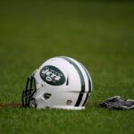 Um capacete do New York Jets no NY Jets Practice Facility em 7 de agosto de 2011 em Florham Park, Nova Jersey.