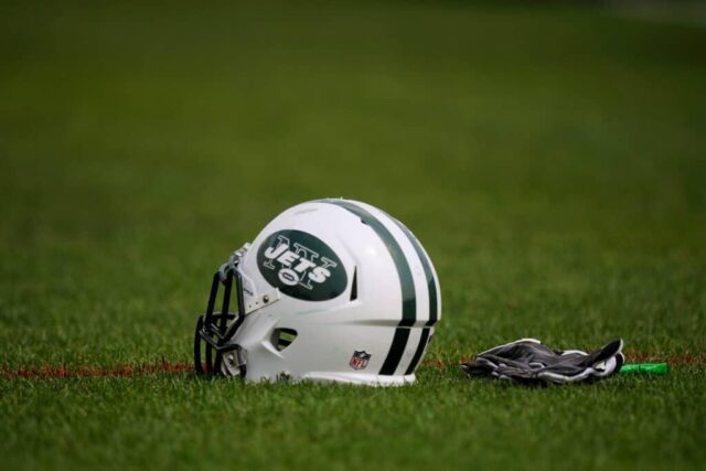 Um capacete do New York Jets no NY Jets Practice Facility em 7 de agosto de 2011 em Florham Park, Nova Jersey.