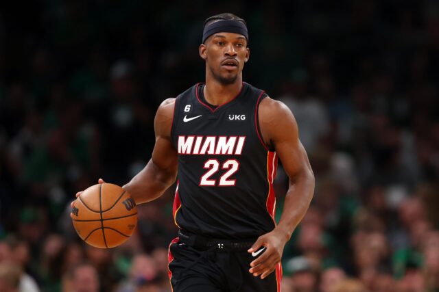 Jimmy Butler # 22 do Miami Heat dribla durante o terceiro quarto contra o Boston Celtics no jogo sete das finais da Conferência Leste no TD Garden em 29 de maio de 2023 em Boston, Massachusetts.  NOTA AO USUÁRIO: O Usuário reconhece e concorda expressamente que, ao baixar e/ou usar esta fotografia, o Usuário está concordando com os termos e condições do Contrato de Licença da Getty Images.