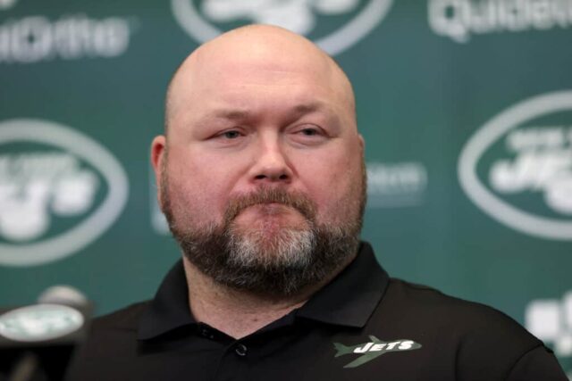 O gerente geral do New York Jets, Joe Douglas, participa de uma coletiva de imprensa para apresentar Aaron Rodgers como o novo quarterback do New York Jets no Atlantic Health Jets Training Center em 26 de abril de 2023 em Florham Park, Nova Jersey.