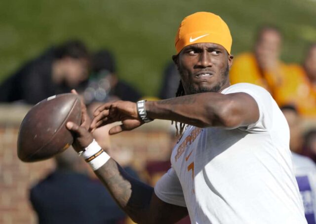 COLUMBIA, MISSOURI - 11 DE NOVEMBRO: O quarterback Joe Milton III # 7 do Tennessee Volunteers joga a bola enquanto se aquece antes de um jogo contra o Missouri Tigers no Faurot Field/Memorial Stadium em 11 de novembro de 2023 em Columbia, Missouri.