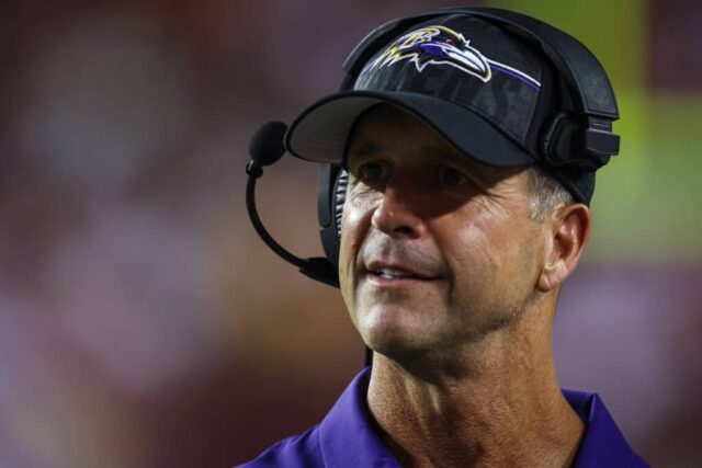 LANDOVER, MD - 21 DE AGOSTO: O técnico John Harbaugh do Baltimore Ravens enfrenta o Washington Commanders durante a primeira metade do jogo de pré-temporada no FedExField em 21 de agosto de 2023 em Landover, Maryland.