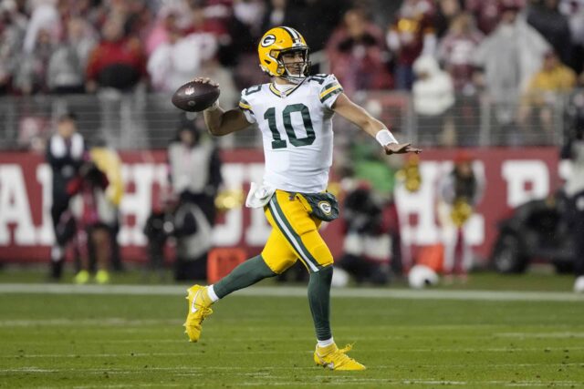 SANTA CLARA, CALIFÓRNIA - 20 DE JANEIRO: Jordan Love # 10 do Green Bay Packers parece passar durante o primeiro tempo contra o San Francisco 49ers nos Playoffs Divisionais da NFC no Levi's Stadium em 20 de janeiro de 2024 em Santa Clara, Califórnia.