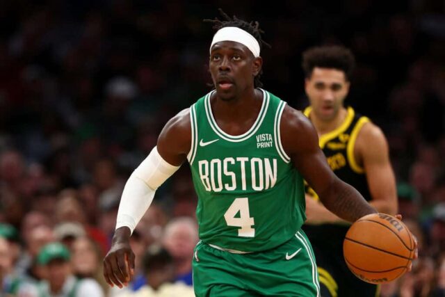 BOSTON, MASSACHUSETTS - 03 DE MARÇO: Jrue Holiday # 4 do Boston Celtics dribla contra o Golden State Warriors durante o primeiro quarto no TD Garden em 03 de março de 2024 em Boston, Massachusetts.  NOTA AO USUÁRIO: O usuário reconhece e concorda expressamente que, ao baixar e/ou usar esta fotografia, o usuário concorda com os termos e condições do Contrato de Licença da Getty Images. 