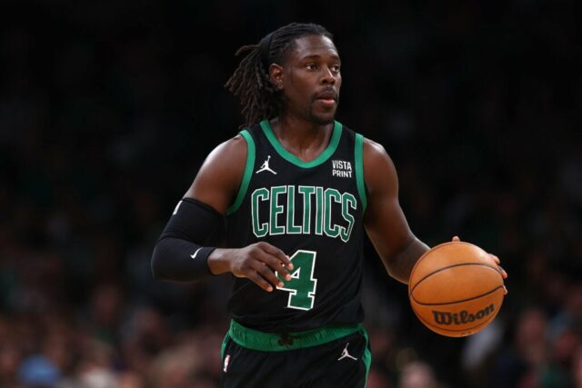 BOSTON, MASSACHUSETTS - 22 DE NOVEMBRO: Jrue Holiday # 4 do Boston Celtics dribla na quadra contra o Milwaukee Bucks durante o segundo tempo no TD Garden em 22 de novembro de 2023 em Boston, Massachusetts.  Os Celtics derrotaram o Bucks por 119-116.  NOTA AO USUÁRIO: O Usuário reconhece e concorda expressamente que, ao baixar e/ou usar esta fotografia, o Usuário está concordando com os termos e condições do Contrato de Licença da Getty Images.