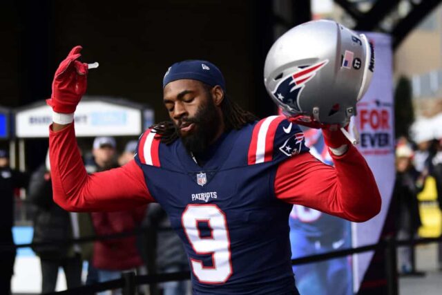 Matthew Judon #9 do New England Patriots entra em campo antes de um jogo contra o Tennessee Titans no Gillette Stadium em 28 de novembro de 2021 em Foxborough, Massachusetts.