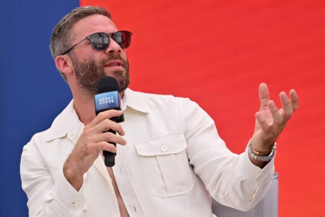 Julian Edelman fala no palco durante os Stagwell Panels no Cannes Lions em 20 de junho de 2023 em Cannes, França