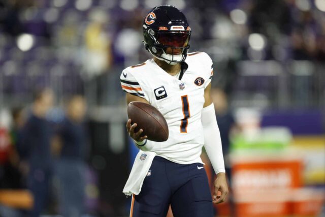 MINNEAPOLIS, MINNESOTA - 27 DE NOVEMBRO: Justin Fields nº 1 do Chicago Bears se aquece antes de um jogo contra o Minnesota Vikings no US Bank Stadium em 27 de novembro de 2023 em Minneapolis, Minnesota.