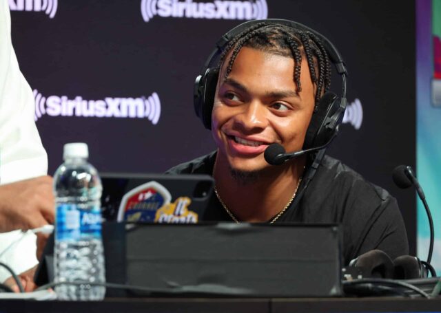 Justin Fields do Chicago Bears comparece ao SiriusXM no Super Bowl LVII em 9 de fevereiro de 2023 em Phoenix, Arizona.