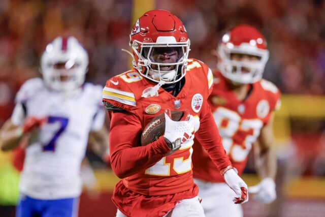 KANSAS CITY, MISSOURI - 10 DE DEZEMBRO: Kadarius Toney # 19 do Kansas City Chiefs carrega a bola para um touchdown em uma jogada que foi cancelada devido a um pênalti durante o segundo tempo do jogo contra o Buffalo Bills no GEHA Field em Arrowhead Estádio em 10 de dezembro de 2023 em Kansas City, Missouri.