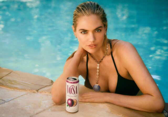 Kate Upton posa de biquíni para lançar Vosa Spirits