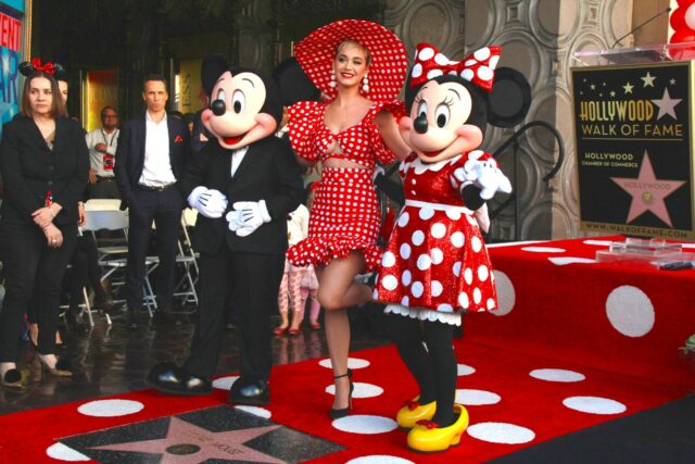 Katy Perry posando com Mickey e Minnie Mouse