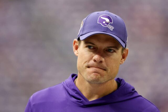 O técnico Kevin O'Connell, do Minnesota Vikings, observa antes de um jogo contra o Tampa Bay Buccaneers no US Bank Stadium em 10 de setembro de 2023 em Minneapolis, Minnesota