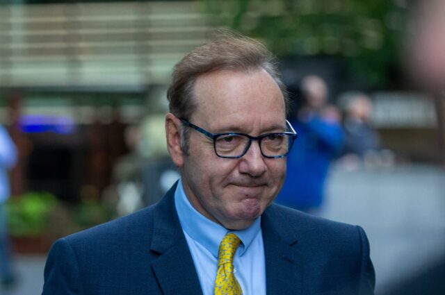 Kevin Spacey é visto do lado de fora do Southwark Crown Court, em Londres