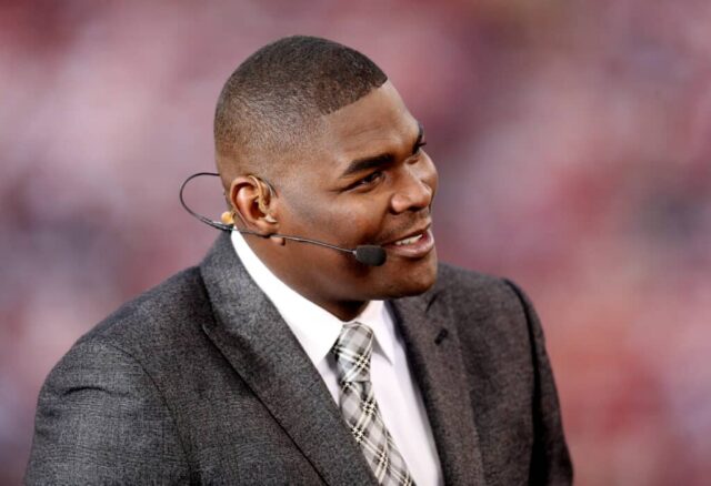 A personalidade da ESPN, Keyshawn Johnson, observa antes do último jogo da temporada regular disputado no Candlestick Park entre o San Francisco 49ers e o Atlanta Falcons em 23 de dezembro de 2013 em San Francisco, Califórnia.