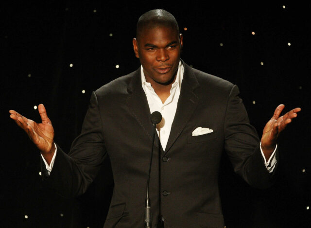 BEVERLY HILLS, CA - 30 DE ABRIL: Keyshawn Johnson, ex-jogador da NFL, fala durante o segundo prêmio anual Television Academy Honors no Beverly Hills Hotel em 30 de abril de 2009 em Beverly Hills, Califórnia.