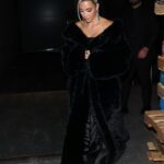 Kim Kardashian surpreendeu com um casaco preto de pele sintética exibindo seu novo cabelo loiro platinado no Homeboy Industries Gala, onde foi homenageada