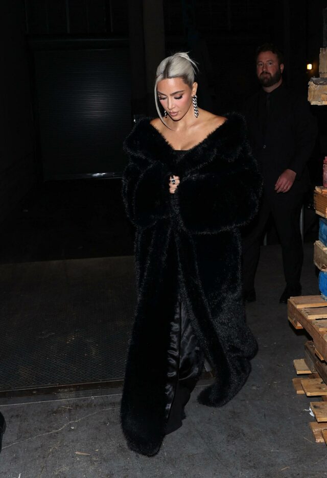 Kim Kardashian surpreendeu com um casaco preto de pele sintética exibindo seu novo cabelo loiro platinado no Homeboy Industries Gala, onde foi homenageada