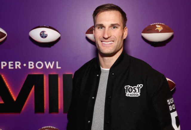 LAS VEGAS, NEVADA - 10 DE FEVEREIRO: O jogador da NFL Kirk Cousin comparece ao restaurante pop-up de Tostitos, Tost by Tostitos, em 10 de fevereiro de 2024 em Las Vegas, Nevada.