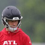 FLOWERY BRANCH, GEÓRGIA - 14 DE MAIO: O quarterback Kirk Cousins ​​# 18 do Atlanta Falcons observa durante os treinos fora de temporada da OTA no centro de treinamento do Atlanta Falcons em 14 de maio de 2024 em Flowery Branch, Geórgia