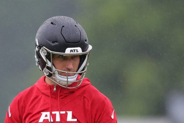 FLOWERY BRANCH, GEÓRGIA - 14 DE MAIO: O quarterback Kirk Cousins ​​# 18 do Atlanta Falcons observa durante os treinos fora de temporada da OTA no centro de treinamento do Atlanta Falcons em 14 de maio de 2024 em Flowery Branch, Geórgia