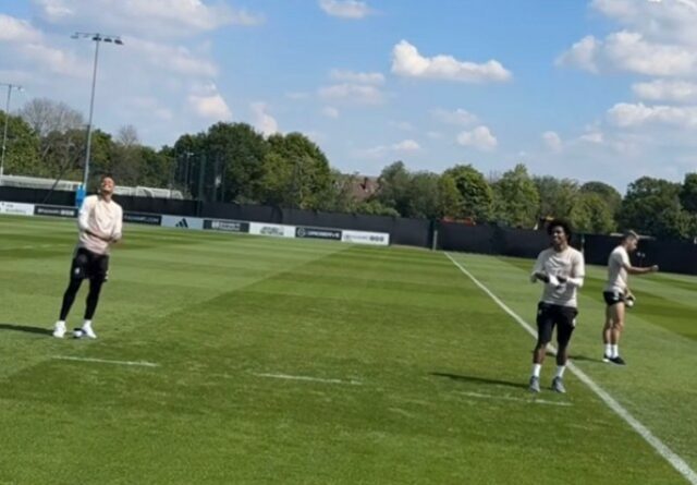Jogadores do Fulham, incluindo o ex-astro do Arsenal Willian, empinando pipas no campo de treinamento do clube