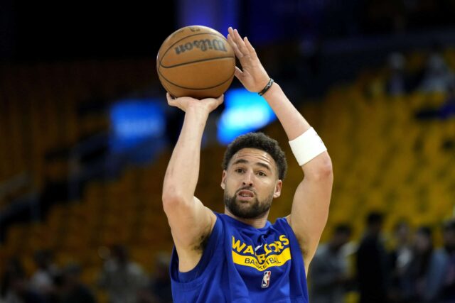 Klay Thompson, nº 11 do Golden State Warriors, se aquece antes de enfrentar o Los Angeles Lakers no quinto jogo dos playoffs da semifinal da Conferência Oeste no Chase Center em 10 de maio de 2023 em San Francisco, Califórnia.  NOTA AO USUÁRIO: O Usuário reconhece e concorda expressamente que, ao baixar e/ou usar esta fotografia, o Usuário está concordando com os termos e condições do Contrato de Licença da Getty Images.