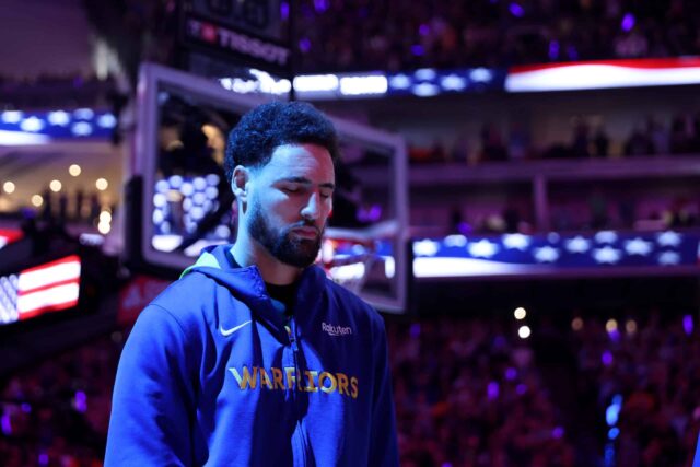 Klay Thompson, nº 11 do Golden State Warriors, representa o hino nacional antes do quinto jogo dos playoffs da primeira rodada da Conferência Oeste contra o Sacramento Kings no Golden 1 Center em 26 de abril de 2023 em Sacramento, Califórnia.  NOTA AO USUÁRIO: O Usuário reconhece e concorda expressamente que, ao baixar e/ou usar esta fotografia, o Usuário está concordando com os termos e condições do Contrato de Licença da Getty Images.