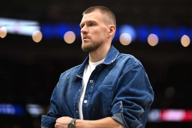 CHICAGO, ILLINOIS - 23 DE MARÇO: Kristaps Porzingis # 8 do Boston Celtics observa do banco no primeiro tempo contra o Chicago Bulls no United Center em 23 de março de 2024 em Chicago, Illinois.  NOTA AO USUÁRIO: O Usuário reconhece e concorda expressamente que, ao baixar e/ou usar esta fotografia, o Usuário está concordando com os termos e condições do Contrato de Licença da Getty Images.