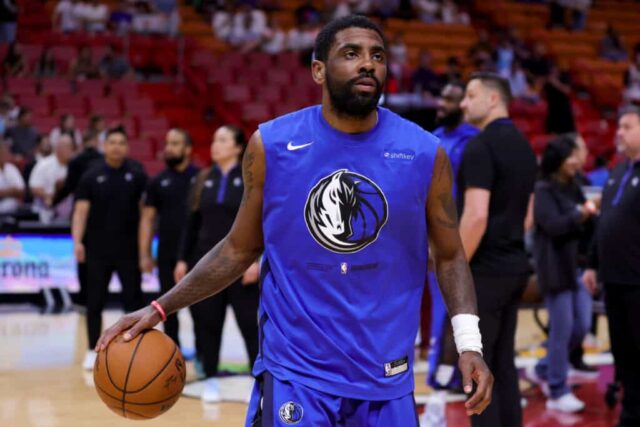 Kyrie Irving nº 2 do Dallas Mavericks se aquece antes de um jogo contra o Miami Heat na Miami-Dade Arena em 1º de abril de 2023 em Miami, Flórida.  NOTA AO USUÁRIO: O Usuário reconhece e concorda expressamente que, ao baixar e/ou usar esta fotografia, o Usuário está concordando com os termos e condições do Contrato de Licença da Getty Images.