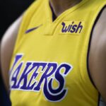 Lonzo Ball nº 2 do Los Angeles Lakers usa sua nova camisa da Nike com o logotipo do patrocinador