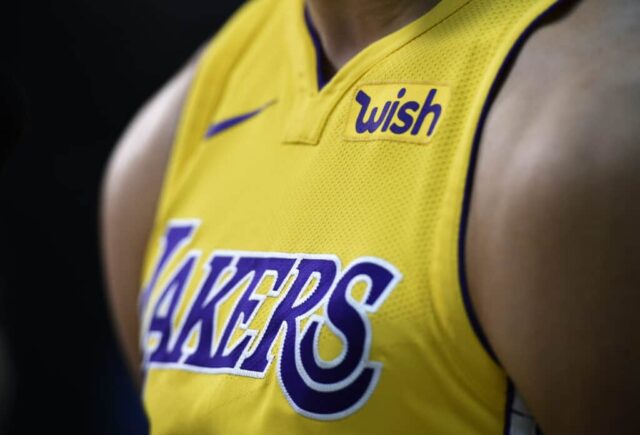 Lonzo Ball nº 2 do Los Angeles Lakers usa sua nova camisa da Nike com o logotipo do patrocinador 