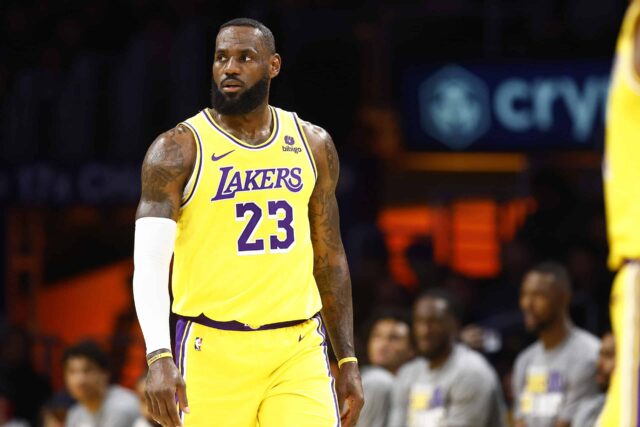 LOS ANGELES, CALIFÓRNIA - 06 DE MARÇO: LeBron James # 23 do Los Angeles Lakers na Crypto.com Arena em 06 de março de 2024 em Los Angeles, Califórnia.  NOTA AO USUÁRIO: O usuário reconhece e concorda expressamente que, ao baixar e/ou usar esta fotografia, o usuário concorda com os termos e condições do Contrato de Licença da Getty Images.