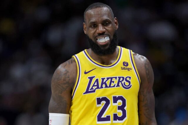 DENVER, COLORADO - 22 DE ABRIL: LeBron James nº 23 do Los Angeles Lakers volta para seu banco enquanto joga contra o Denver Nuggets no quarto período durante o segundo jogo dos playoffs da primeira rodada da Conferência Oeste na Ball Arena em 22 de abril de 2024 em Denver , Colorado.  NOTA AO USUÁRIO: O Usuário reconhece e concorda expressamente que, ao baixar e/ou usar esta fotografia, o Usuário está concordando com os termos e condições do Contrato de Licença da Getty Images. 