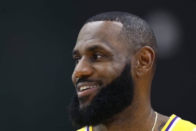 LeBron James nº 23 do Los Angeles Lakers durante o dia da mídia do Los Angeles Lakers no UCLA Health Training Center em 2 de outubro de 2023 em El Segundo, Califórnia.  NOTA AO USUÁRIO: O usuário reconhece e concorda expressamente que, ao baixar e/ou usar esta fotografia, o usuário concorda com os termos e condições do Contrato de Licença da Getty Images.