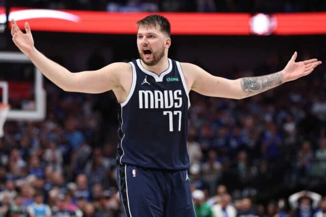 DALLAS, TEXAS - 11 DE MAIO: Luka Doncic nº 77 do Dallas Mavericks reage durante o quarto período a uma jogada contra o Oklahoma City Thunder no terceiro jogo dos playoffs da segunda rodada da Conferência Oeste no American Airlines Center em 11 de maio de 2024 em Dallas, Texas.  NOTA AO USUÁRIO: O usuário reconhece e concorda expressamente que, ao baixar e/ou usar esta fotografia, o usuário concorda com os termos e condições do Contrato de Licença da Getty Images.