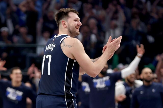 DALLAS, TEXAS - 13 DE MAIO: Luka Doncic # 77 do Dallas Mavericks reage após seu chute durante o primeiro quarto no jogo quatro dos playoffs da segunda rodada da Conferência Oeste no American Airlines Center em 13 de maio de 2024 em Dallas, Texas.  NOTA AO USUÁRIO: O usuário reconhece e concorda expressamente que, ao baixar e/ou usar esta fotografia, o usuário concorda com os termos e condições do Contrato de Licença da Getty Images