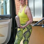 Jennifer Lopez sai de um estúdio de fitness