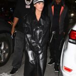 Bianca Censori flagrada embalando ternamente a filha de Kanye West, Chicago, no lançamento de seu álbum ‘Vultures’