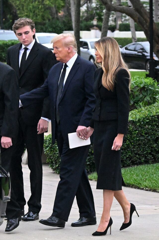 Barron Trump, Donald Trump, Melania Trump no funeral de Amalija Knavs