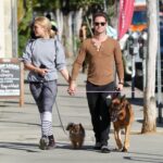 Dançando com as estrelas Sasha Farber e Emma Slater levam seus cachorros para tomar café no domingo