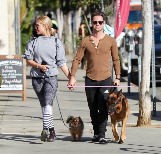 Dançando com as estrelas Sasha Farber e Emma Slater levam seus cachorros para tomar café no domingo