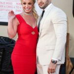 Britney Spears e Sam Asghari sorrindo