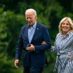 O presidente dos Estados Unidos, Joe Biden, e a primeira-dama Jill Biden caminham no gramado sul da Casa Branca após chegarem no Marine One em Washington, DC