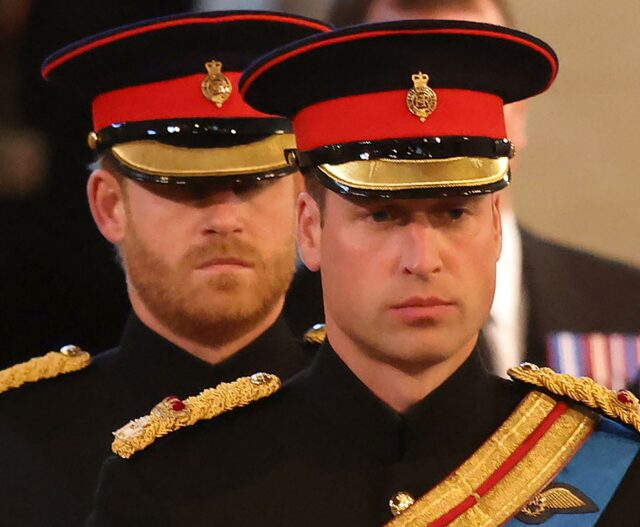 Príncipe William, Príncipe Harry, Princesa Eugenie, Princesa Beatrice, Lady Louise Windsor, James, Visconde Severn, Peter Phillips e Zara Tindall participam de uma vigília, após a morte da Rainha Elizabeth II da Grã-Bretanha, dentro de Westminster Hall, Londres, Reino Unido,