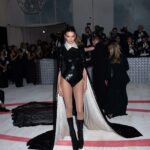 Kendall Jenner revela tudo em roupa pós-festa Risqué Met Gala ao lado de seu Beau Bad Bunny